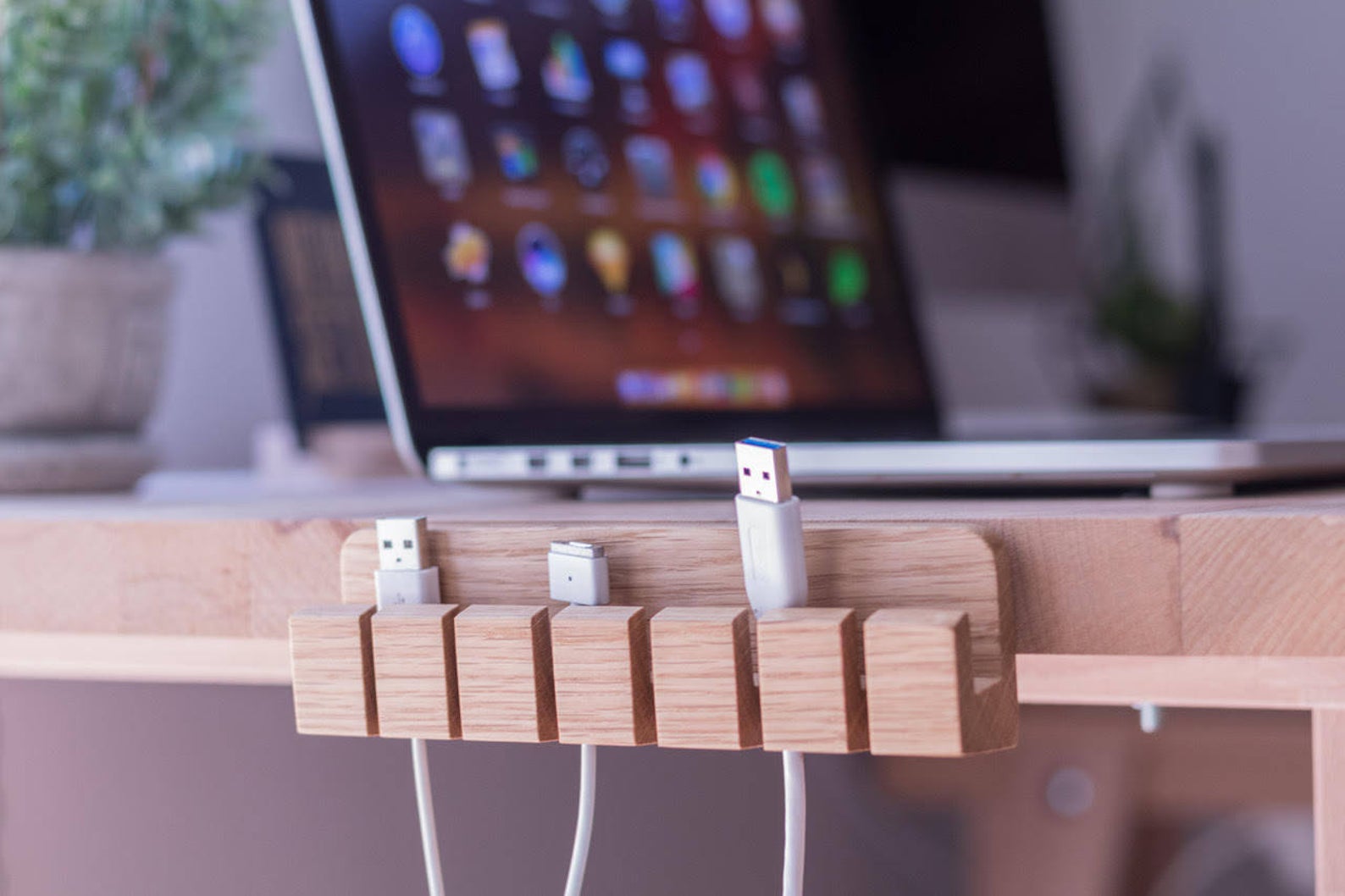 Office-organization-ideas-cable-holder