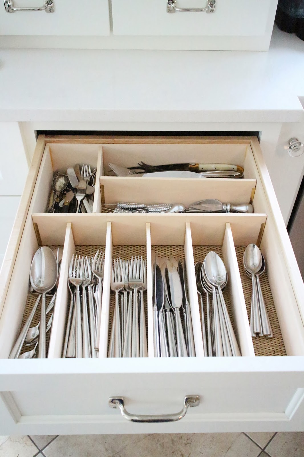 kitchen-cabinet-organize-silverware